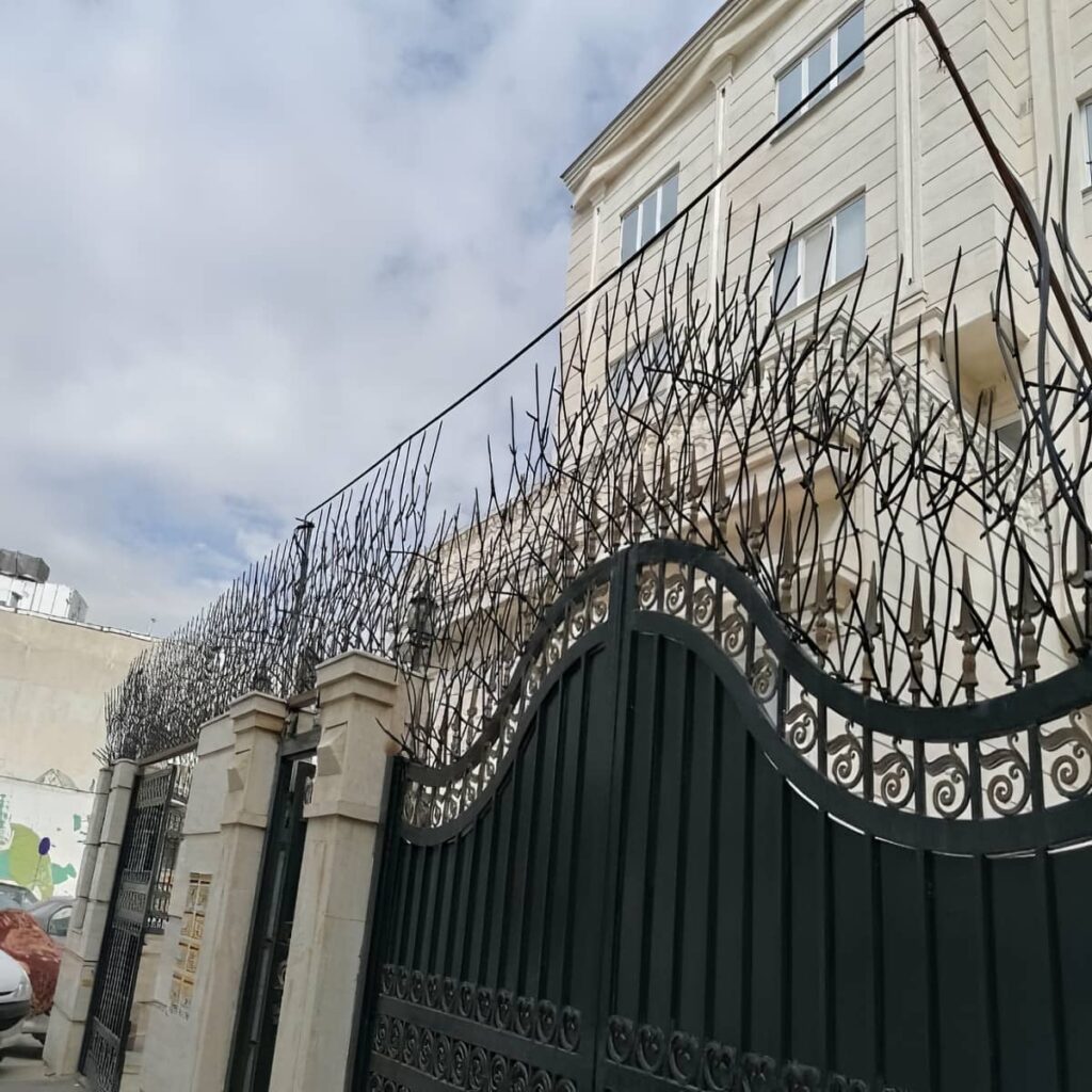 ساخت نرده دیوار: نرده شاخ گوزنی دیوار حیاط