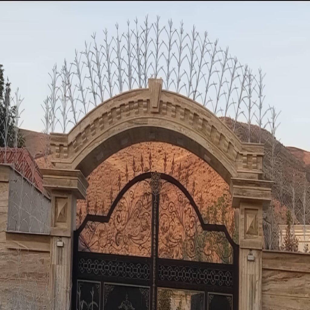 محافظ کشی دیوار خانه با نرده حفاظتی شاخ گوزنی