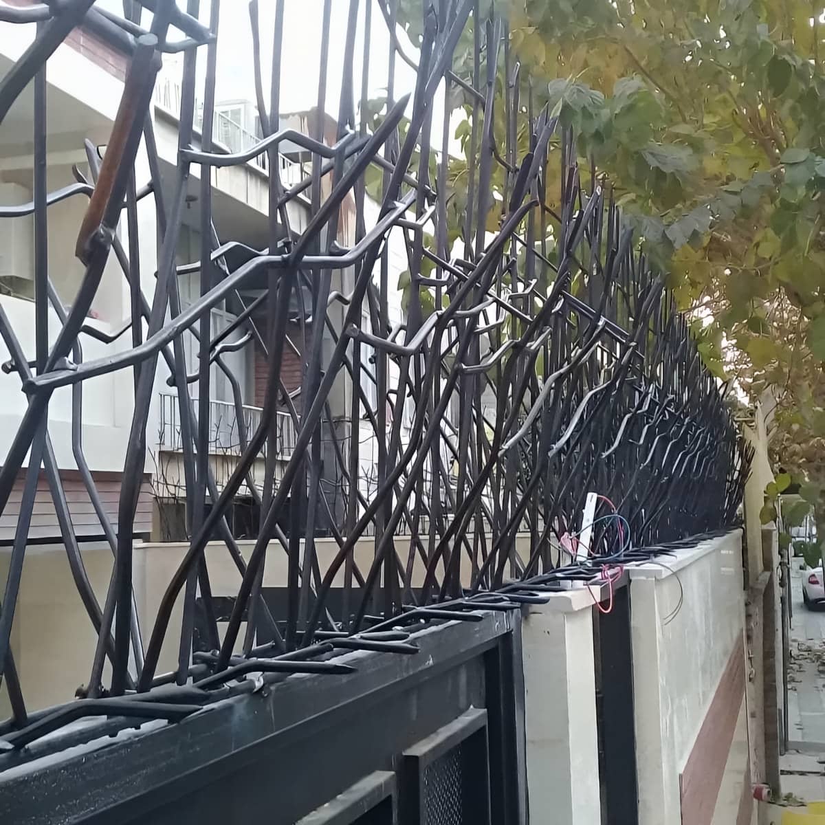 حفاظ غیر قابل عبور روی دیوار