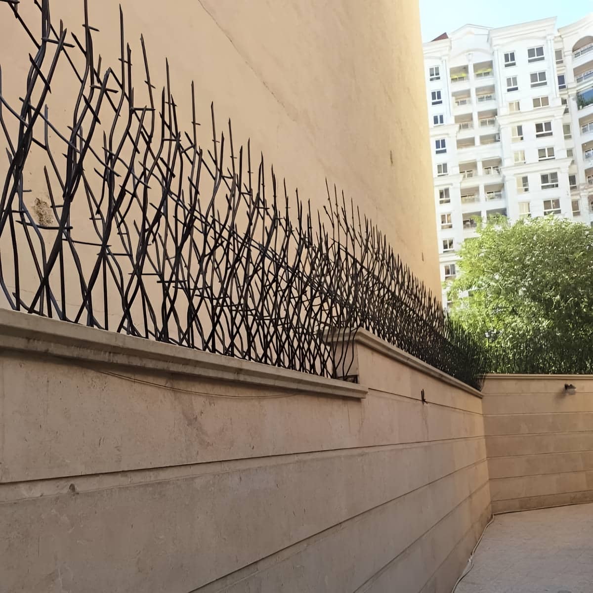 محافظ آهنی بالای دیوار