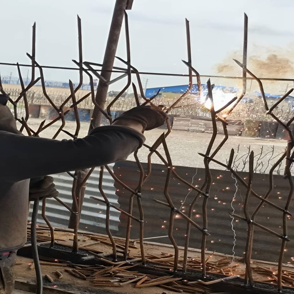 نصب حفاظ شاخ گوزنی بر روی دیوار با درپوش فلزی