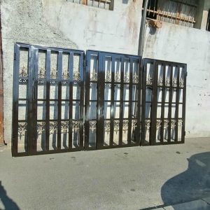 کاربرد درب آکادئونی حفاظتی پشت درب آپارتمان چیست؟