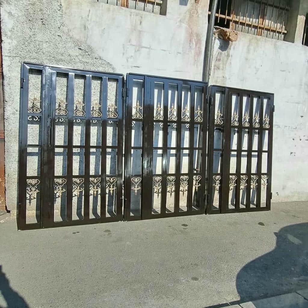 کاربرد درب آکادئونی حفاظتی پشت درب آپارتمان چیست؟