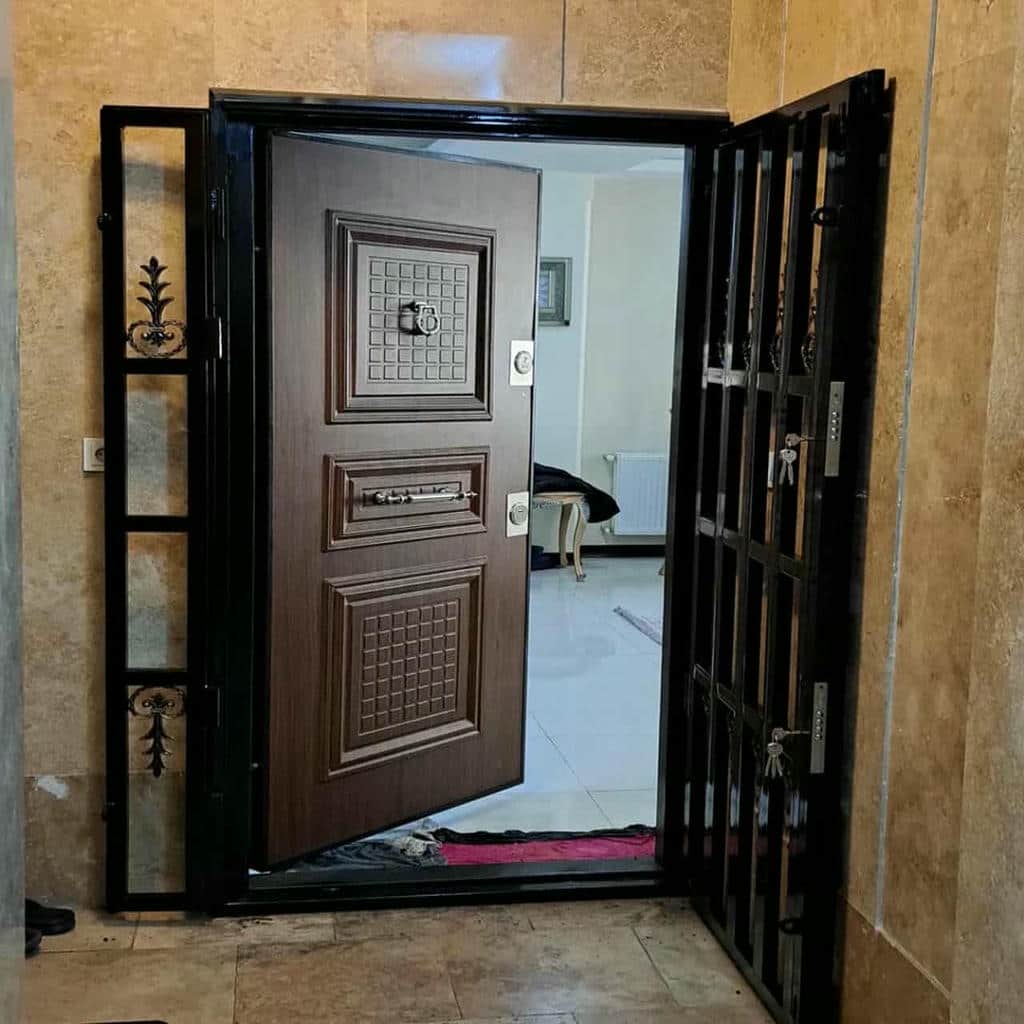 درب آکاردئونی پشت درب