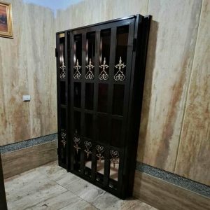 حفاظ آکاردئونی پشت درب ورودی