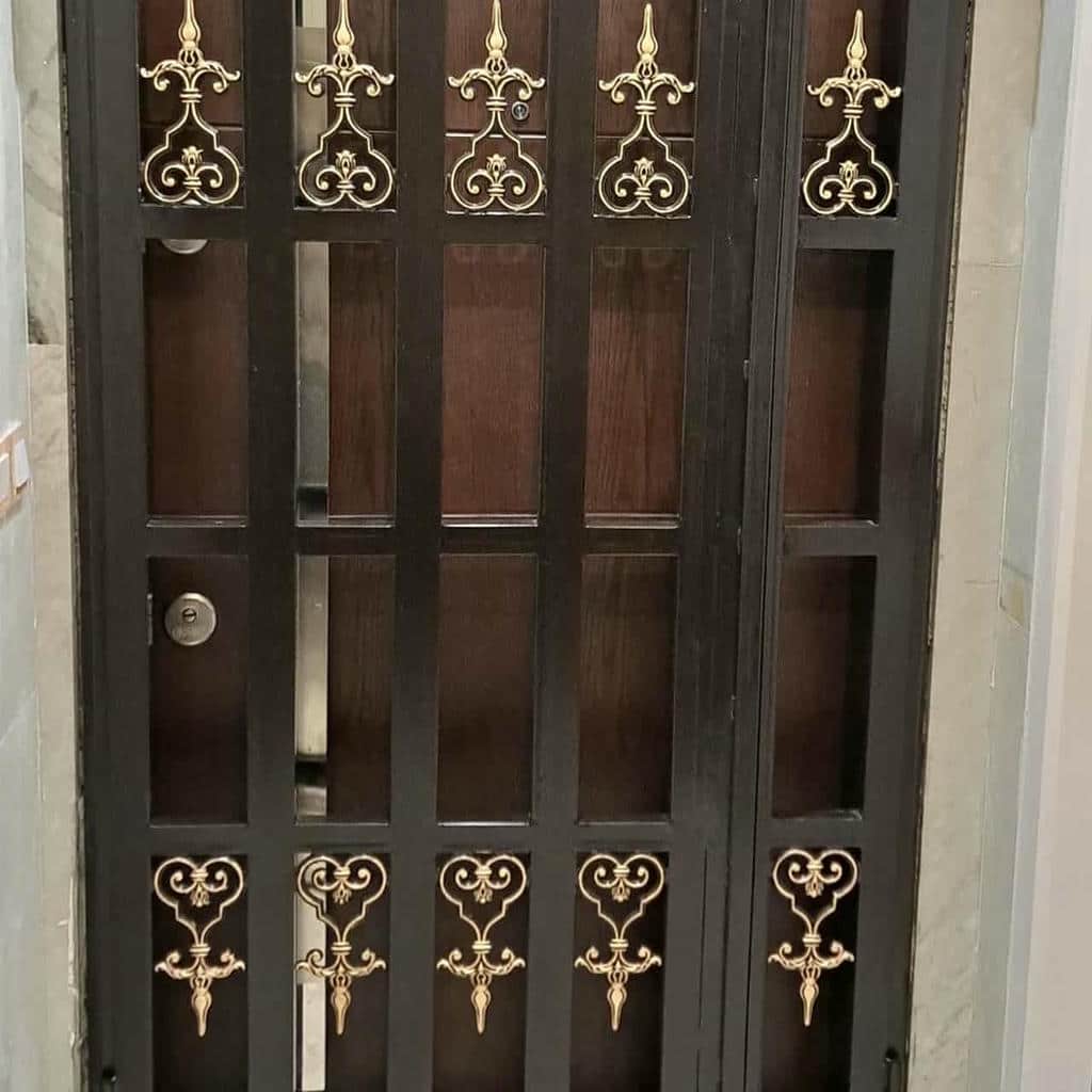 حفاظ تاشو پشت درب آپارتمان
