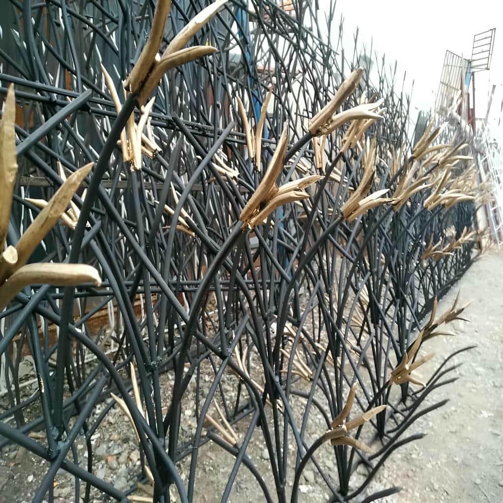 نرده حفاظ روی دیوار در مشهد