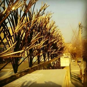 نرده بالای دیوار منزل