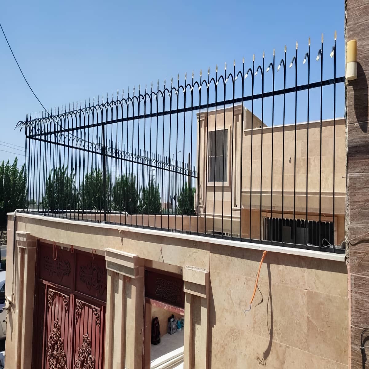 نمونه محافظ سر نیزه ای روی دیوار