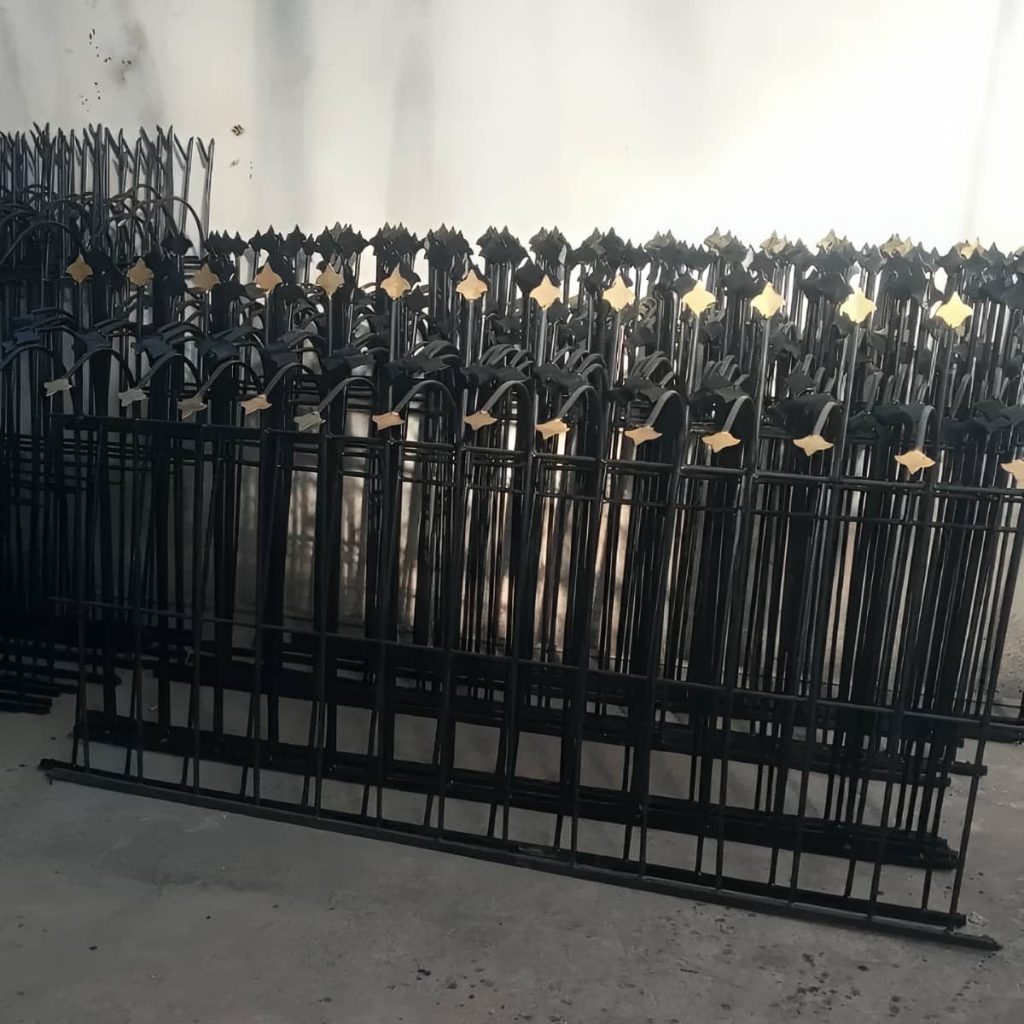 نرده بالای دیوار منزل
