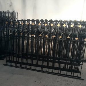 نرده بالای دیوار منزل
