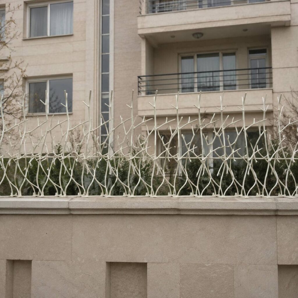 حفاظ های آهنی ضد سرقت شاخ گوزنی بالای دیوار