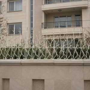 حفاظ های آهنی ضد سرقت شاخ گوزنی بالای دیوار