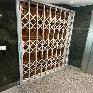 کاربرد درب حفاظ آکاردئونی با رنگ سفید مشکی طلایی