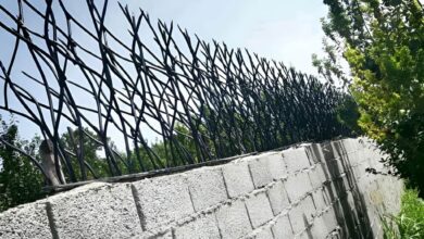 منظور از تراکم حفاظ آهنی شاخ گوزنی بالای دیوار