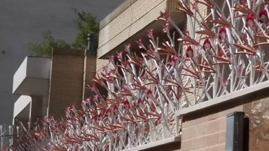 محافظ فلزی بالای دیوار