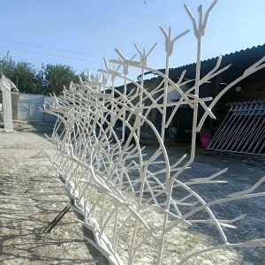 محافظ بالای دیوار سنگی