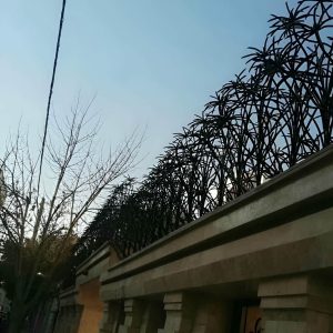 انواع نرده حفاظ روی دیوار در چهارباغ