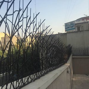 نرده بالای دیوار