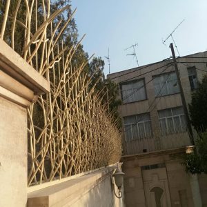 حفاظ نرده آهنی بالای دیوار