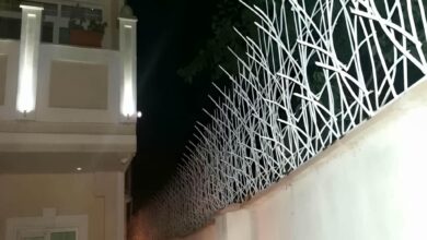 نرده حفاظ روی دیوار