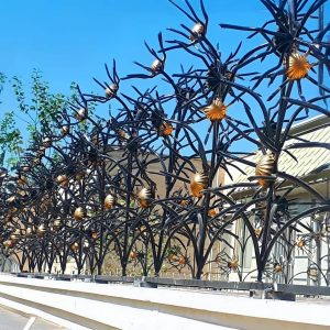 بهترین نرده روی دیوار باغ