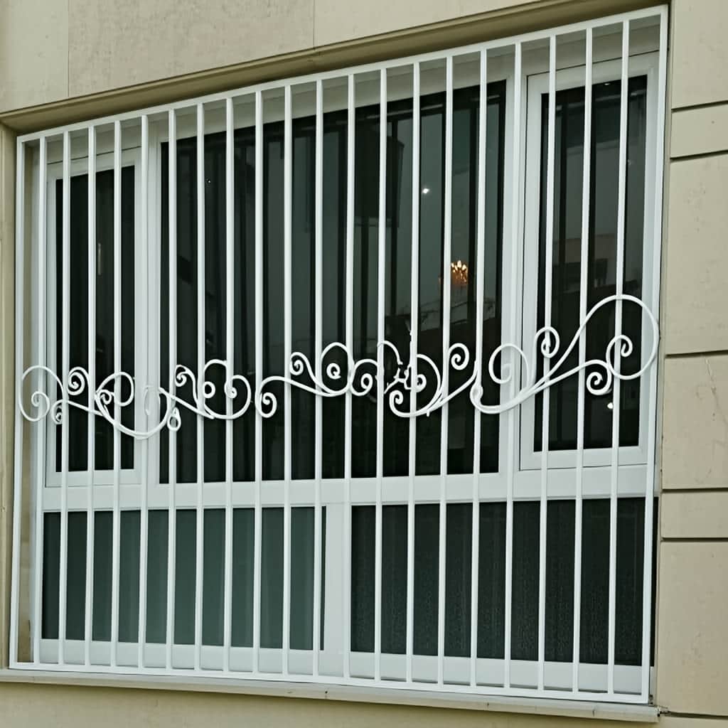 حفاظ پنجره روی پنجره همکف برای افزایش حریم و کنترل دسترسی