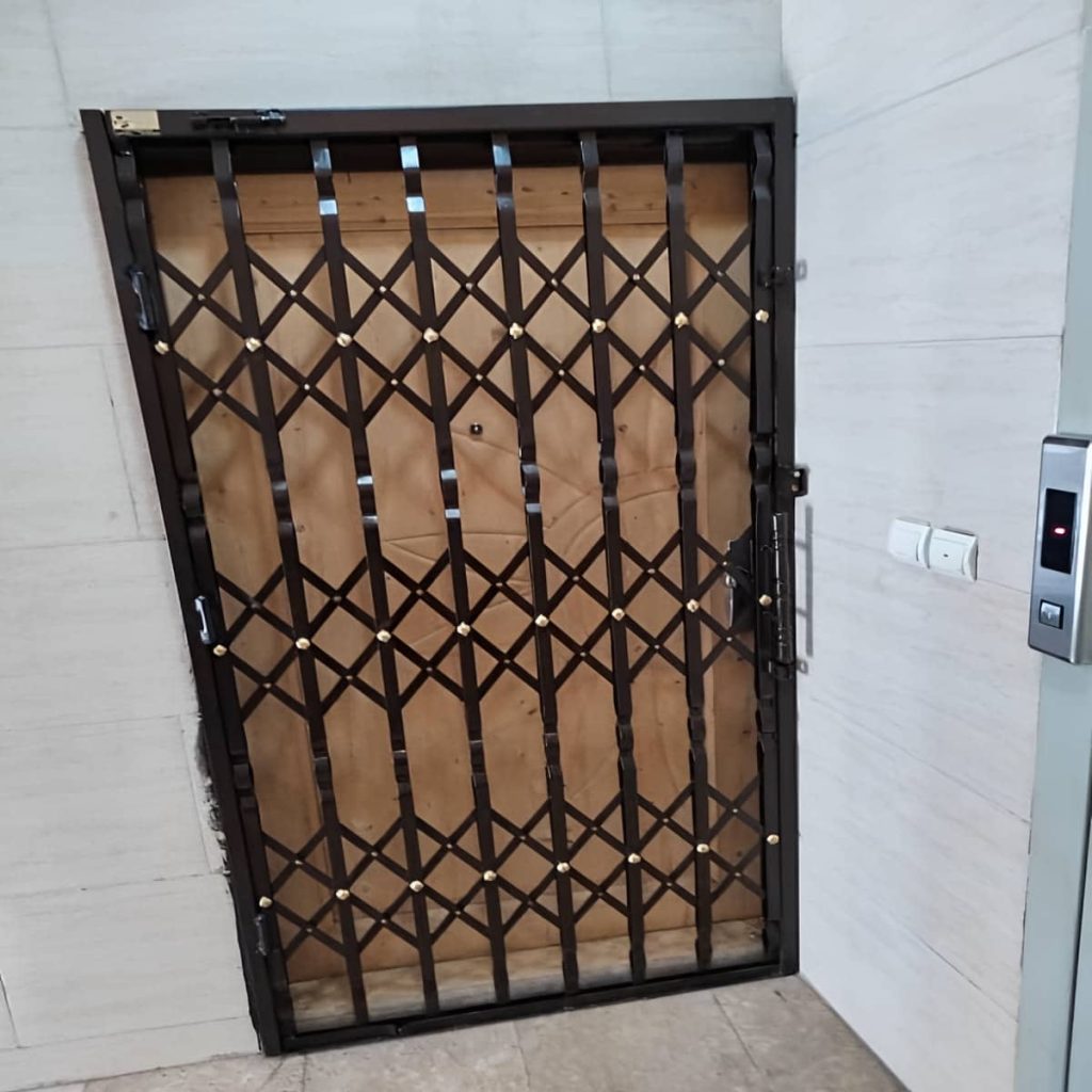 حفاظ ضربدری آکاردئونی نصب شده در ساختمان بازسازی شده