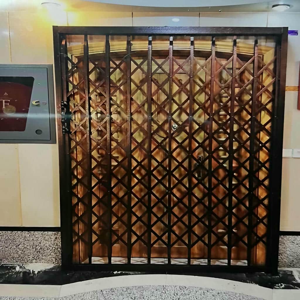 حفاظ درب ضد سرقت فلزی ورودی ساختمان