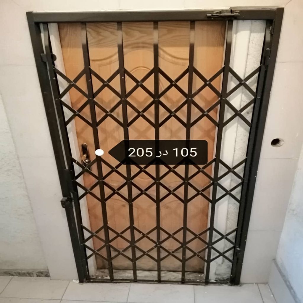 نرده آکاردئونی نصب شده در ورودی ساختمان نوساز
