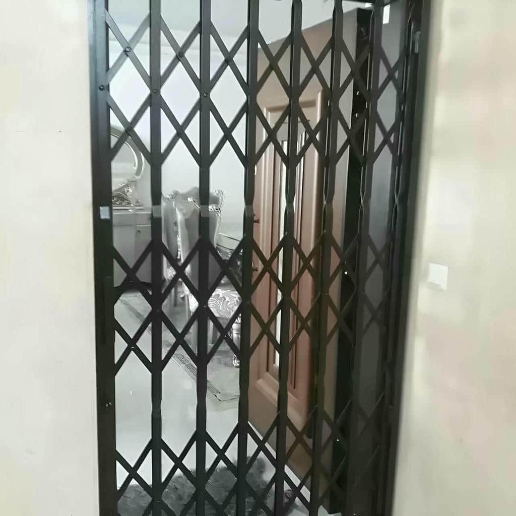 حفاظ کشویی نصب شده در ورودی مجتمع مسکونی