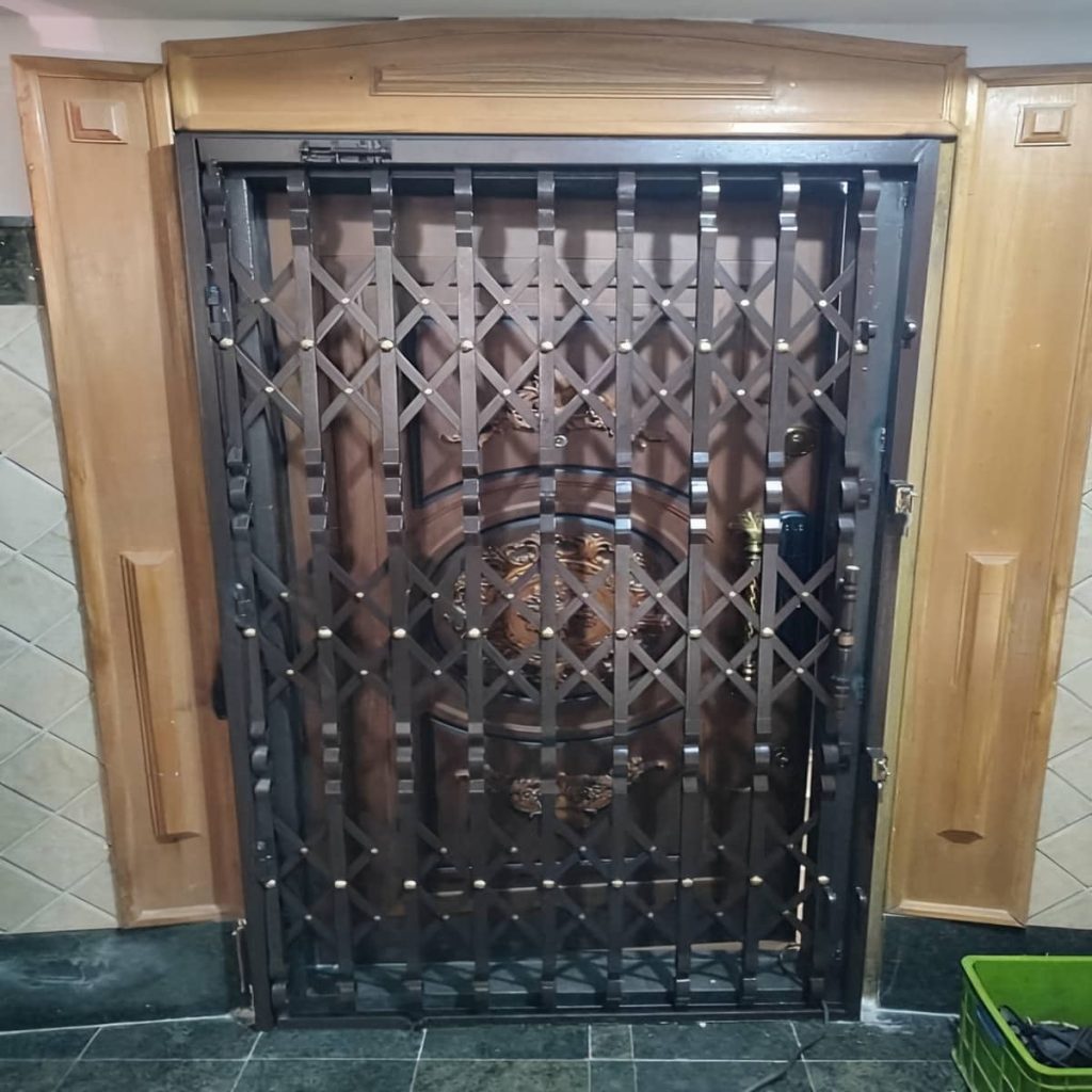 حفاظ ریلی درب با طراحی کلاسیک فرفورژه