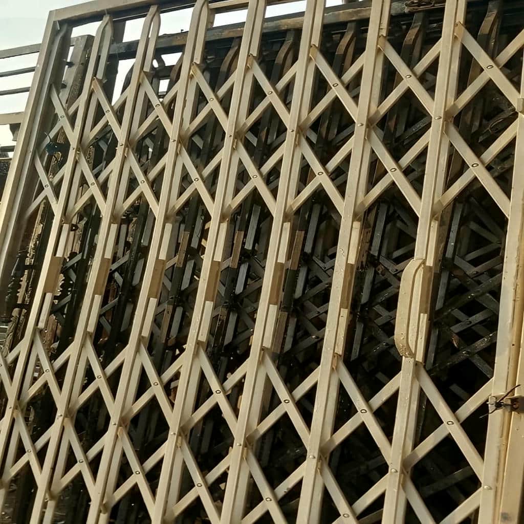محافظ درب آپارتمان جمع شونده برای رفت و آمد محافظ درب آپارتمان جمع شونده برای رفت و آمد