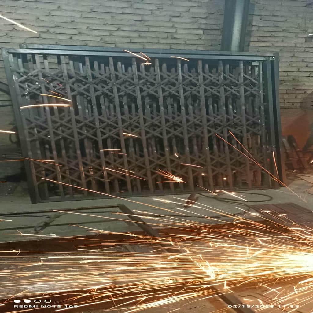 حفاظ درب ورودی با طراحی جمع شونده