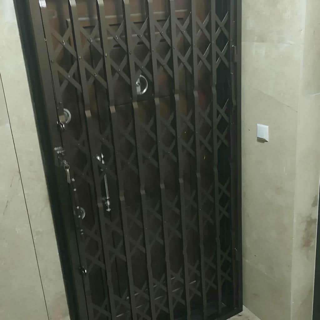 حفاظ متحرک فلزی برای ورودی ساختمان