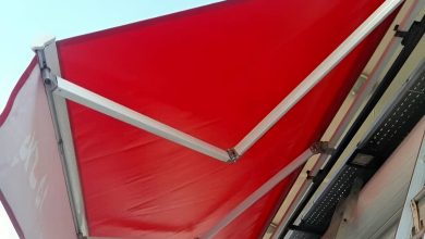 سایبان دوطرفه باز شده برای پوشش متعادل فضای استفاده