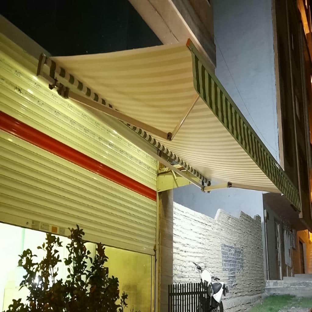 سایبان بازویی با پوشش روشن هماهنگ با نمای ساختمان سایبان بازویی با پوشش روشن هماهنگ با نمای ساختمان