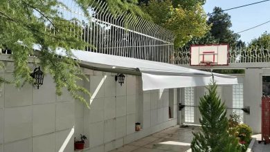 سایبان اتوماتیک باز شده برای پوشش در برابر آفتاب