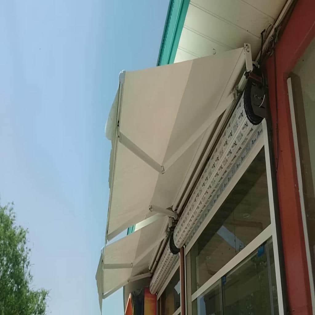 سایبان اتوماتیک با بازوهای فلزی برای استفاده روزانه سایبان اتوماتیک با بازوهای فلزی برای استفاده روزانه
