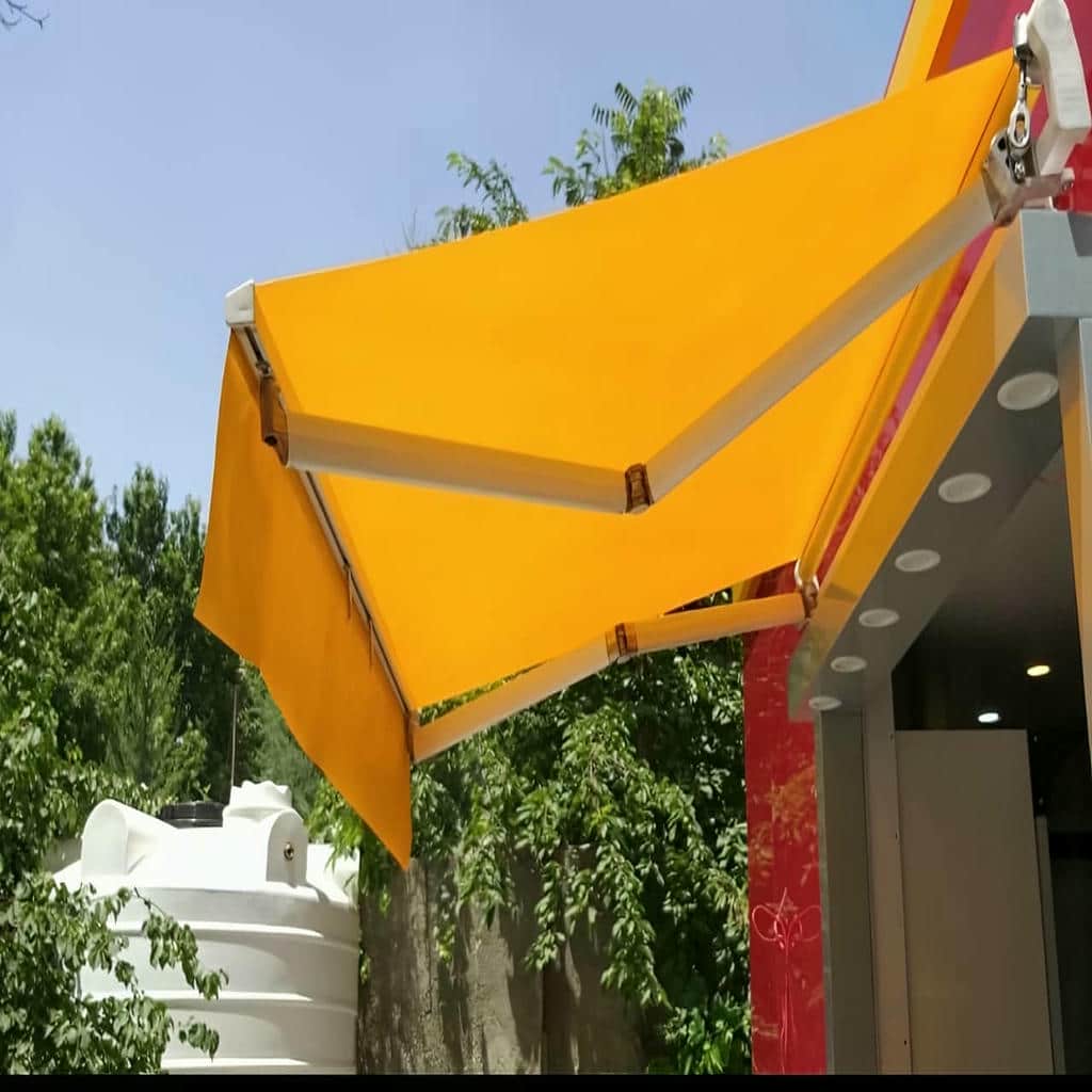 سایبان برقی کم صدا باز شده در فضای مسکونی