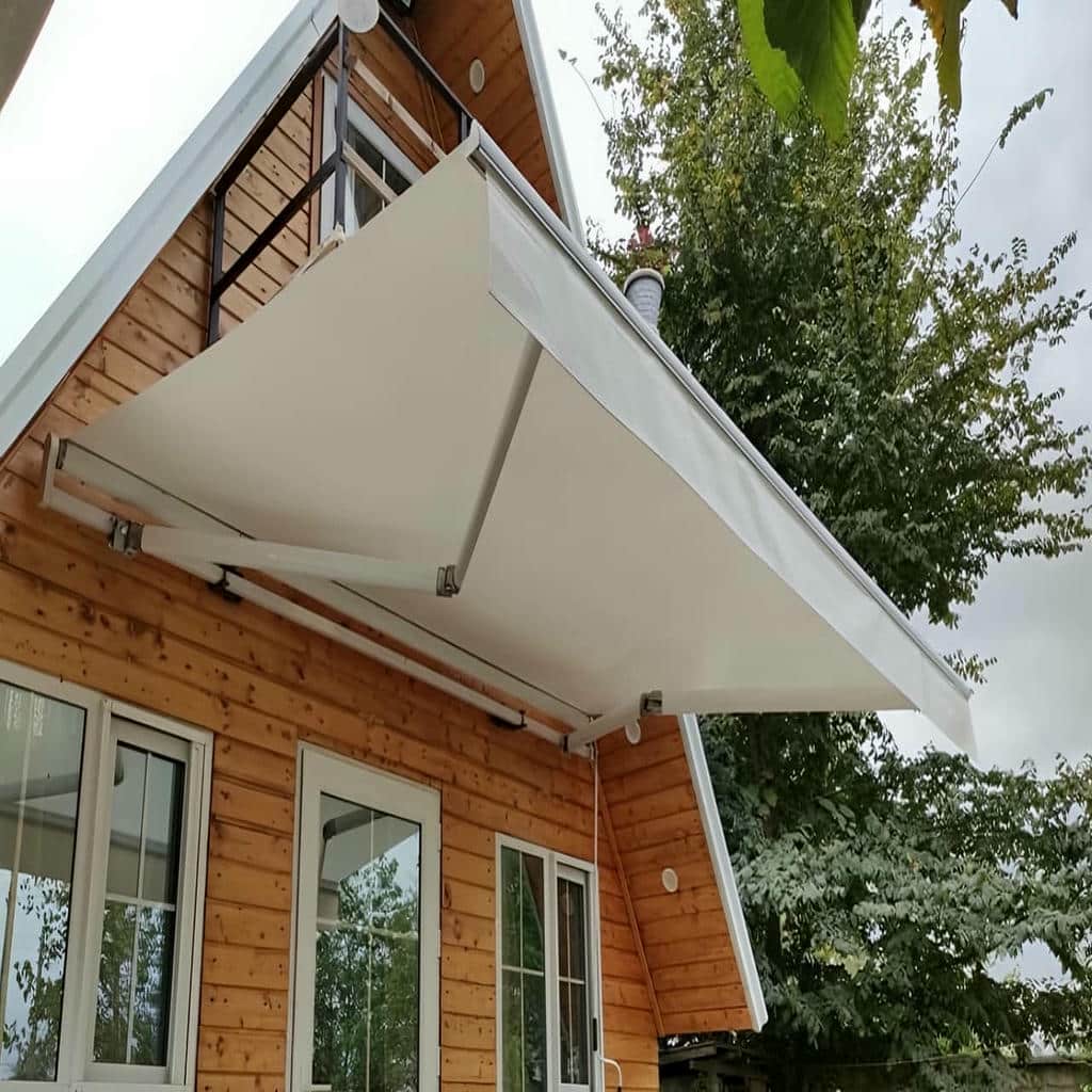 سایبان مغازه باز شده بالای ورودی فروشگاه