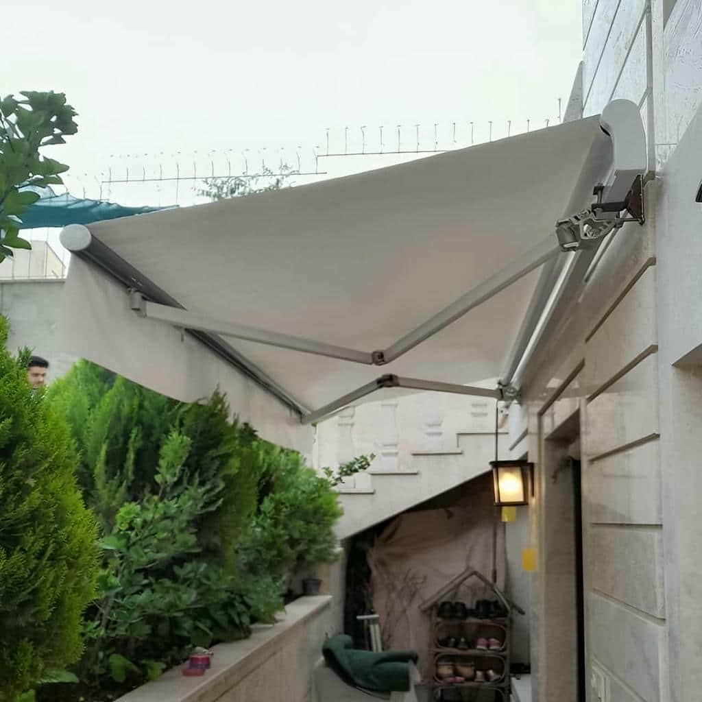 سایبان مغازه با بازوهای فلزی کنار مسیر مشتریان سایبان مغازه با بازوهای فلزی کنار مسیر مشتریان