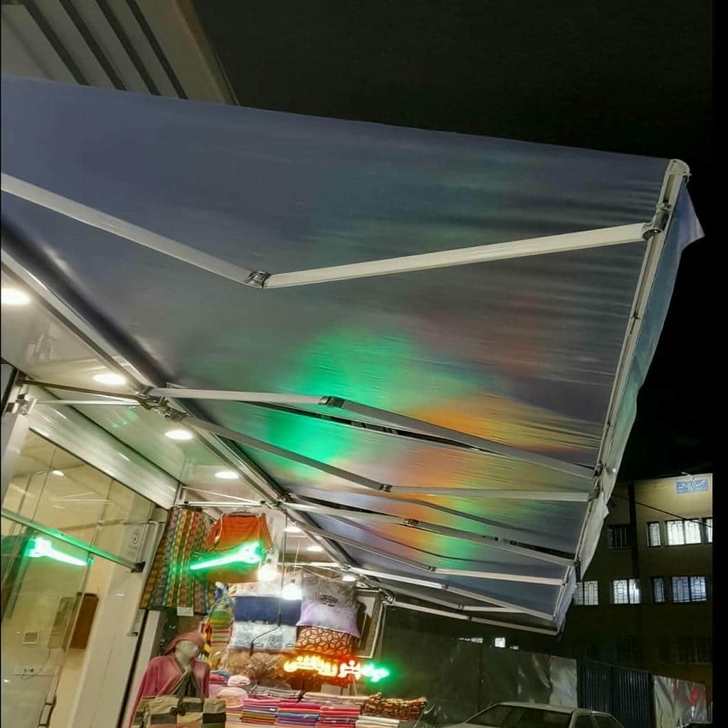 سایبان بازویی جمع شده کنار مسیر رفت و آمد ساکنان سایبان بازویی جمع شده کنار مسیر رفت و آمد ساکنان