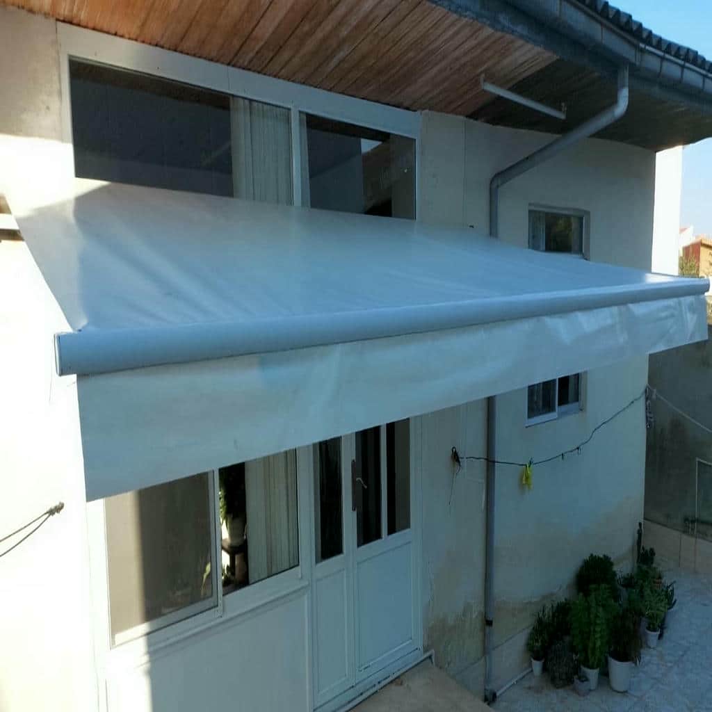 چادر برقی باز شده روی نمای مدرن و مینیمال