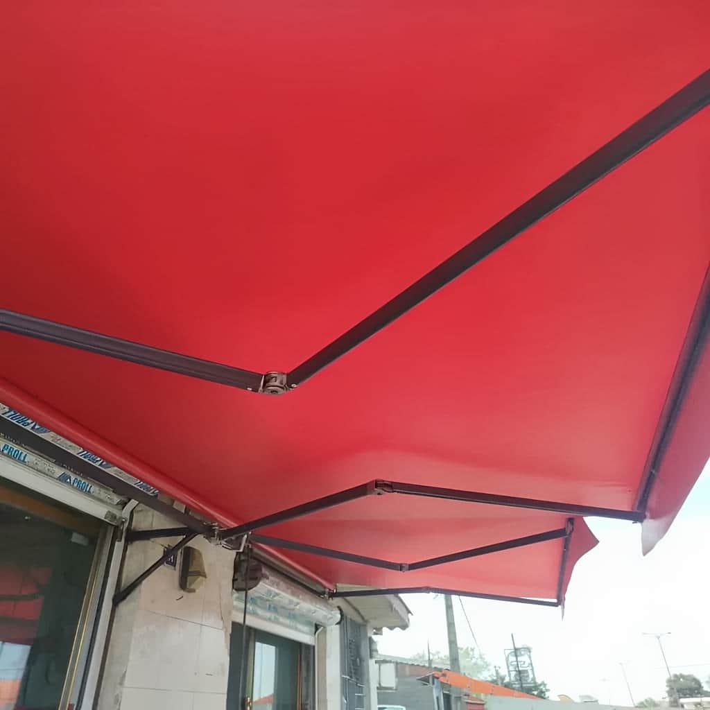 سایبان تاشو نصب شده در ورودی مجتمع مسکونی