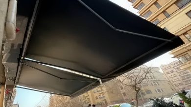 سایبان برقی بازویی نصب شده روی بالکن خانه