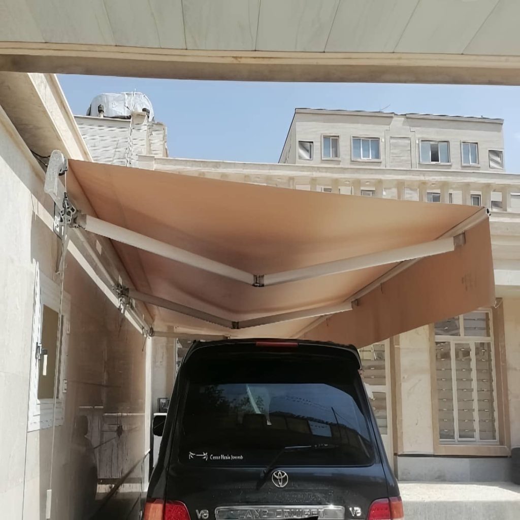 سایبان بازویی نصب شده روی دهانه عریض ساختمان