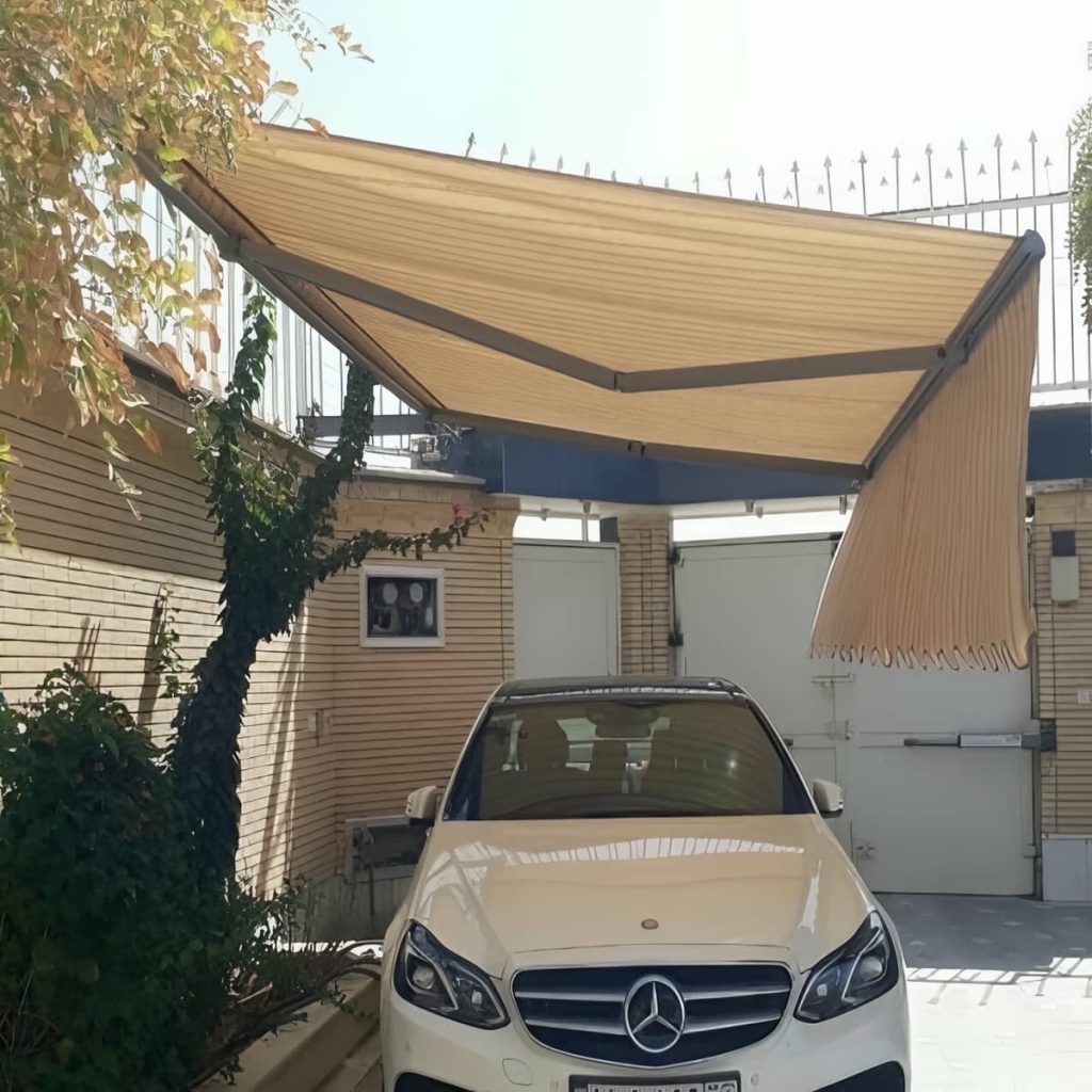 سایبان تاشو باز شده کنار ورودی مجتمع پرتردد