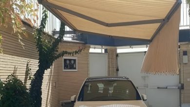 سایبان تاشو باز شده کنار ورودی مجتمع پرتردد