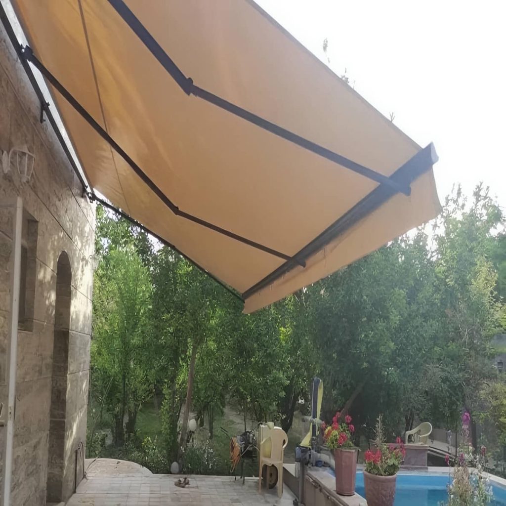 سایبان برقی با کنترل از راه دور در فضای مسکونی